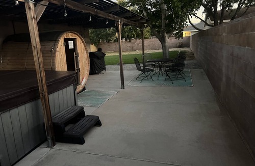 Quartz Hill House | Cheerful 3BR 2BA Sauna: Spa: Pool/P-Pong Table+ More