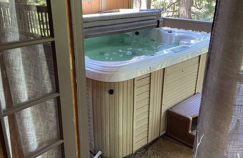 Lake Arrowhead Cabin | Cheerful 4-Bedroom Cabin with Hot Tub