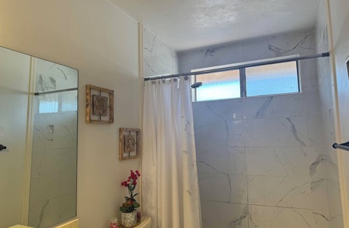 Santa Clarita House | Cheerful bedroom with a pool