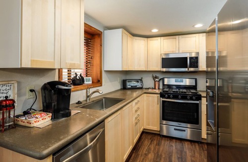 Fox Farm House | Cheerful cabin with Central A/C and Heating, hot tub, game room-pool table +more