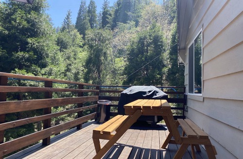 Crestline Cabin | Cheerful Hillside cabin
