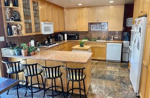 Newhall House | Cheerful Single Story 3-bedroom home w pool table