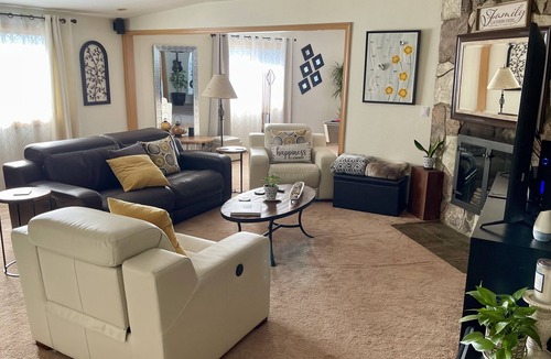 Newhall House | Cheerful Single Story 3-bedroom home w pool table