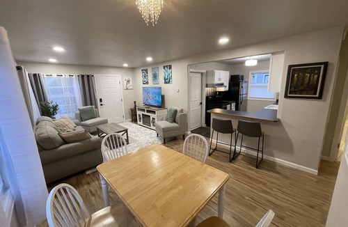Eureka House | Cheerful Two Bedroom Bungalow Newly Remodeled! Arcade games, Air Hockey Table.