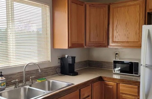 Grenada House | Cheerful vacation 3-BR home convenient for I-5 travelers 20m from Mt Shasta city