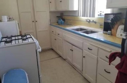 Beverly Hills Apartment | Chic 1-bedroom apartment in Beverly Hills WiFi, AC, close to Cedars Sinai!