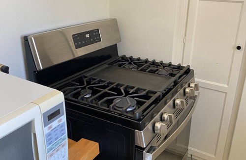Beverly Hills Apartment | Chic 1-bedroom apartment in Beverly Hills WiFi, AC, close to Cedars Sinai!
