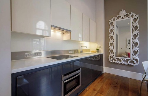 Mayfair Apartment | Chic 1-bedroom apartment with WiFi, AC in fabulous london Muslim douche 4 people