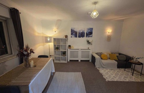 West Ham Apartment | Chic 1BDR Apartment near Stratford, Westfield