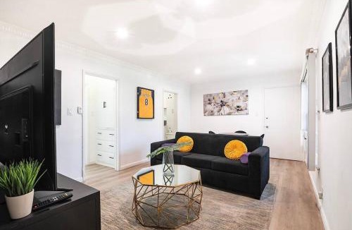The Flats Apartment | Chic 1BR Apt Hollywood Sleeps 4
