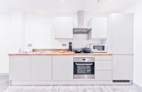 Wolverhampton Apartment | Chic 1BR Central Apartment Minutes to Station