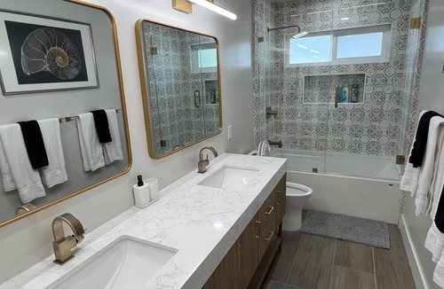 Historic Core Apartment | Chic 2-Bedroom Apartment with Fitness Room and WiFi in Vibrant Los Angeles