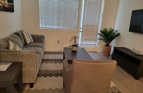 Brentwood Apartment | Chic 2-bedroom apartment with WiFi, AC in welcoming Brentwood