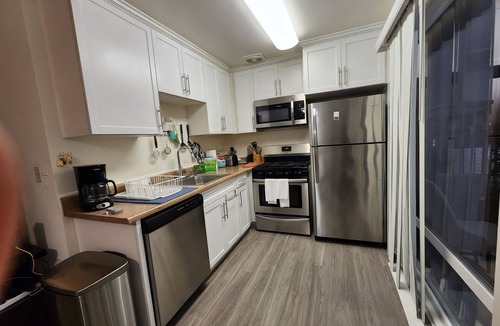 West Los Angeles Hotel | Chic 2-bedroom Residences with WiFi, AC in lovely Los Angeles