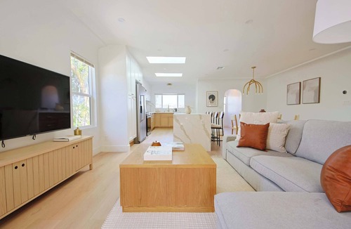 Elysian Heights Apartment | Chic 2B2B Apt w City Views near Sunset Blvd
