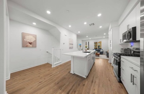 La Puente Condo | Chic 3B3.5B townhouse in La Puente