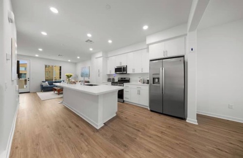 La Puente Condo | Chic 3B3.5B townhouse in La Puente