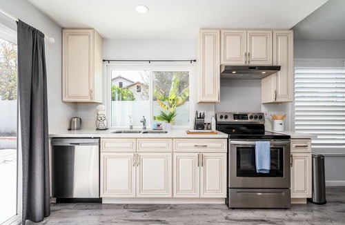 Santa Ana House | Chic 3BR w/Insta Wall & Arcade & Mins to Disney!