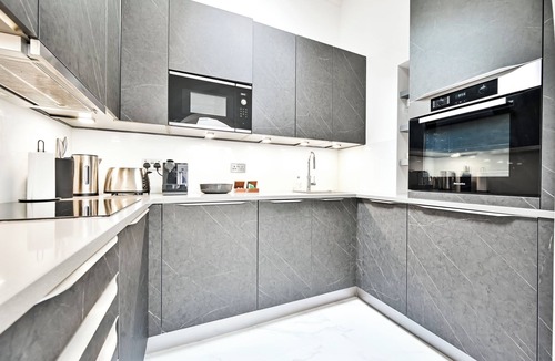 Queen's Gate Apartment | Chic and new luxury apartment in upmarket Kensington - unbeatable location!