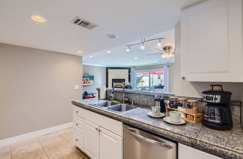 Newport Shores Apartment | Chic Beachside BBQ Fast Wifi - C2