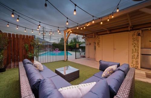 North Hollywood House | Chic Boho Retreat - Pool, Patio, Mini Golf & Arcade, Mins from Universal Studios!