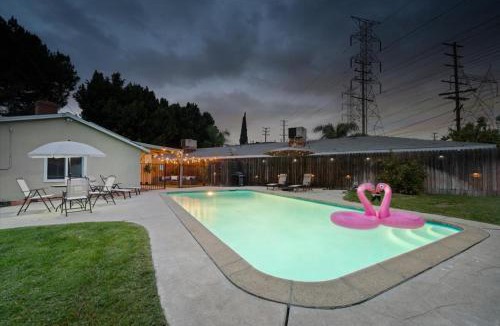 North Hollywood House | Chic Boho Retreat - Pool, Patio, Mini Golf & Arcade, Mins from Universal Studios!