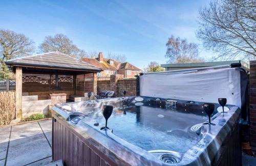 Durley House | Chic Country Barn w/Hot Tub and Fire Pit- Sleeps 8