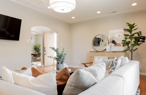 Downtown House | CHIC DESIGNS NEWLY REMODELED 4B/3BA
