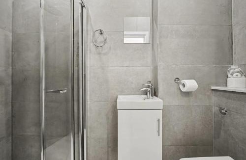 Abbey Road Apartment | Chic Designer 2BR Flat on Iconic Abbey Road