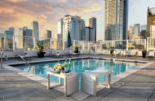 Downtown Los Angeles Apartment | Chic DTLA 1-bedroom sleeps 4 with Rooftop Pool and Free Parking