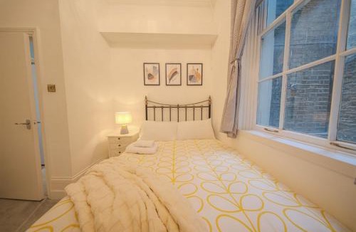 Warwick Apartment | Chic flat in Central London near Victoria St-SW1