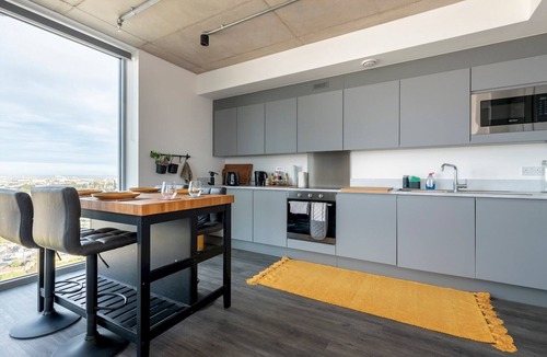 Abbey Wood Apartment | Chic Flat Next To Elizabeth Line - Stunning Views - Pass the Keys