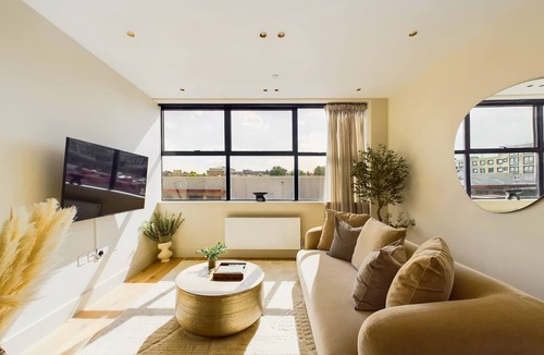 Camden Town Apartment | Chic King’s Cross Apartment with Modern Decor