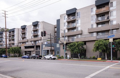 Los Feliz Apartment | Chic Los Feliz 1BR w/ Gym, Lounge & Pool, near Observatory, by Blueground