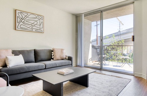 Los Feliz Apartment | Chic Los Feliz 1BR w/ Pool, Gym & Lounge, near Observatory, by Blueground