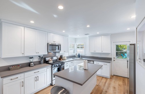 Encino House | *Chic Lux New Build w/Htd Pool, Firepit, BBQ*