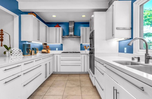 Beverly Grove House | Chic Modern Residence with Pool, Jacuzzi & BBQ