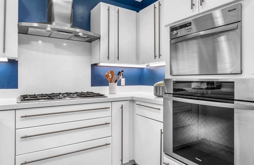 Beverly Grove House | Chic Modern Residence with Pool, Jacuzzi & BBQ