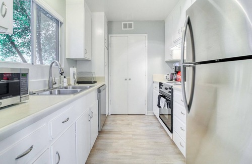 University South Apartment | Chic Palo Alto 2BR w/Balcony, nr Shopping & Dining, by Blueground