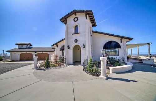 Chico House | Chic Paradise Home with Terrace 13 Mi to Wineries!