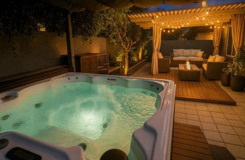 Sunset Park House | Chic Santa Monica House - Spa Hot Tub, Billiards, BBQ, Projector