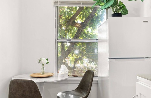 Northeast Apartment | Chic Santa Monica 1BR Cottage, Street Parking +W/D