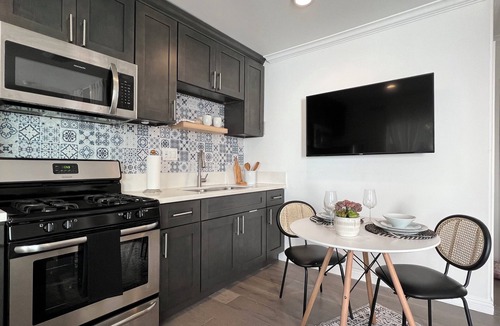 Mid-Wilshire House | Chic Studio + Outdoor Dinning in the Heart of LA