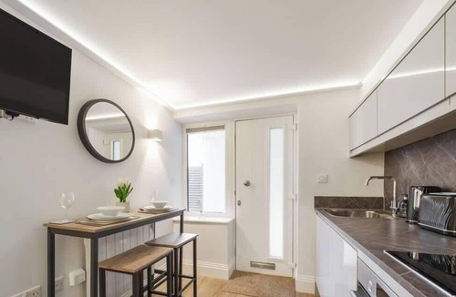 Windsor City Centre Apartment | Chic Studio Steps from Windsor Castle