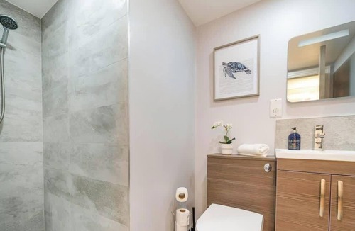 Windsor City Centre Apartment | Chic Studio Steps from Windsor Castle