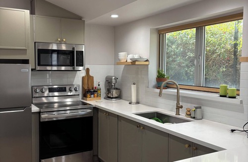 Woodland Hills Apartment | Chic studio with AC and WiFi in vibrant Woodland Hills