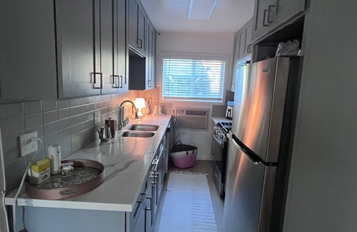Palms Apartment | Chic studio with swimming pool, AC and WiFi in fabulous Greater Culver City.