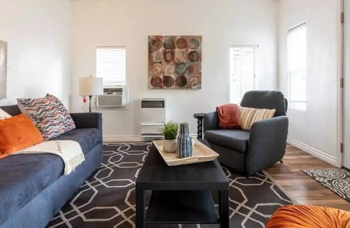 Downtown Redlands Apartment | Chill · Charm · Deluxe Duplex · 节省每月住宿费用