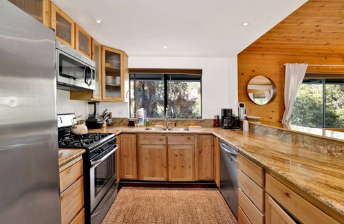 Whispering Forest Cabin | Chimney Peak Big Bear Chalet w/Hot Tub + Games