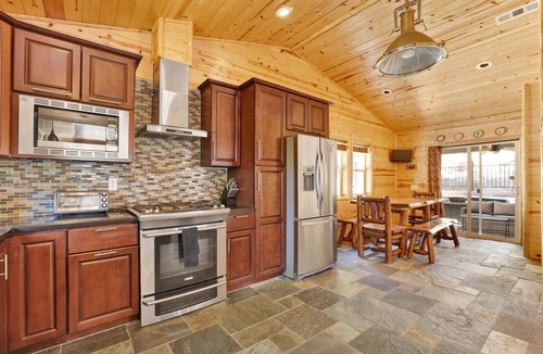Boulder Bay Cabin | Circle Views Boulder Bay Retreat- Hot Tub- Games